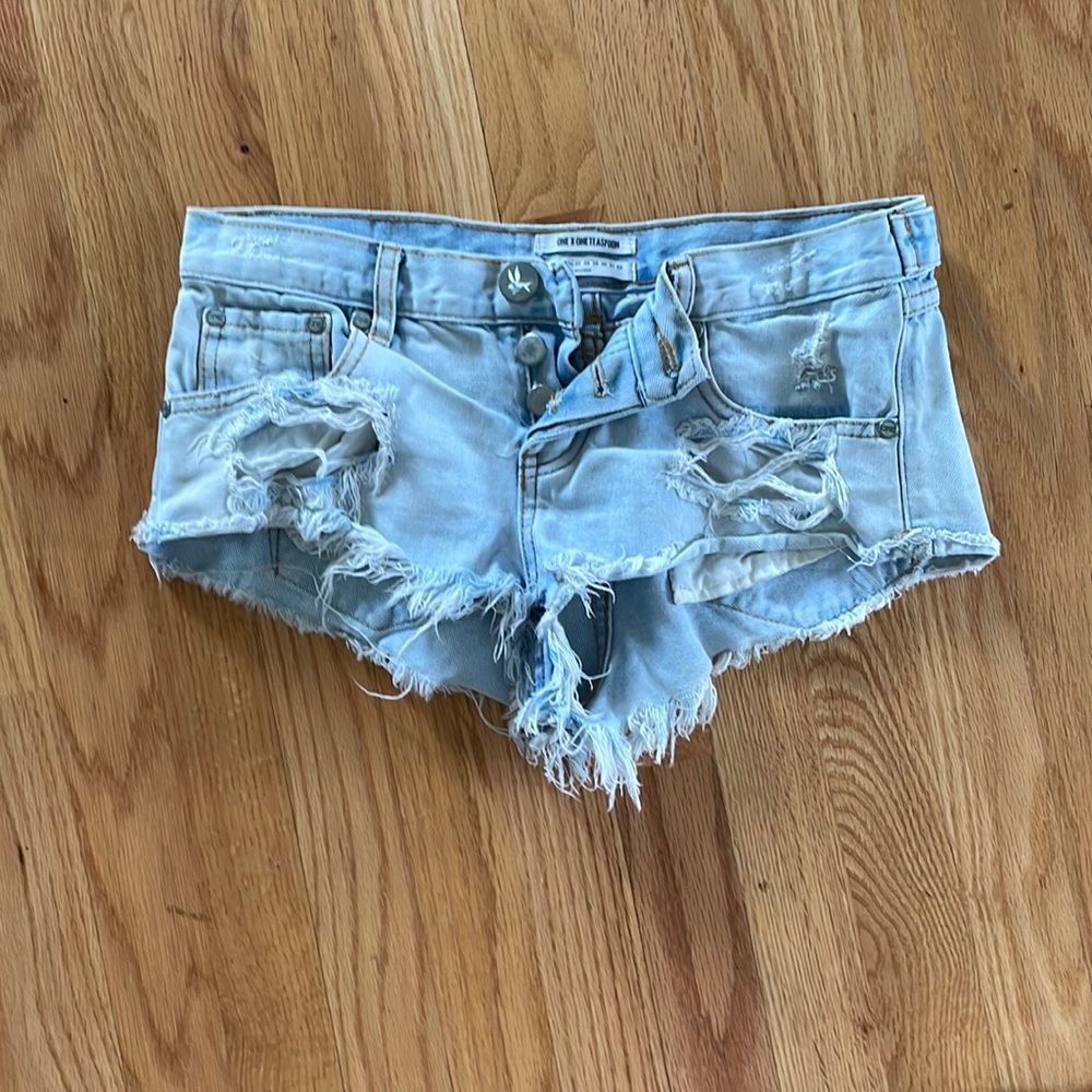 ONE teaspoon trash whores size 26… Super short light wash cut offs